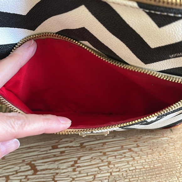 DOONEY & BOURKE Beautiful black white chevron purse!! - Picture 5 of 16